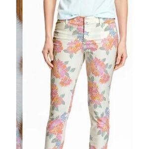 Old Navy pixie floral skinny chinos- worn a few times‎